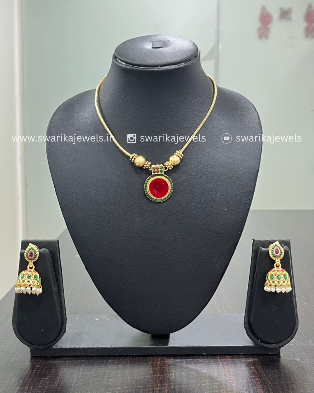 Red pendant necklace chain